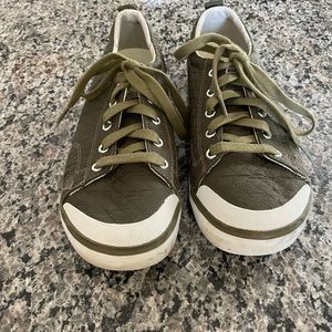 Super cute keen sneakers